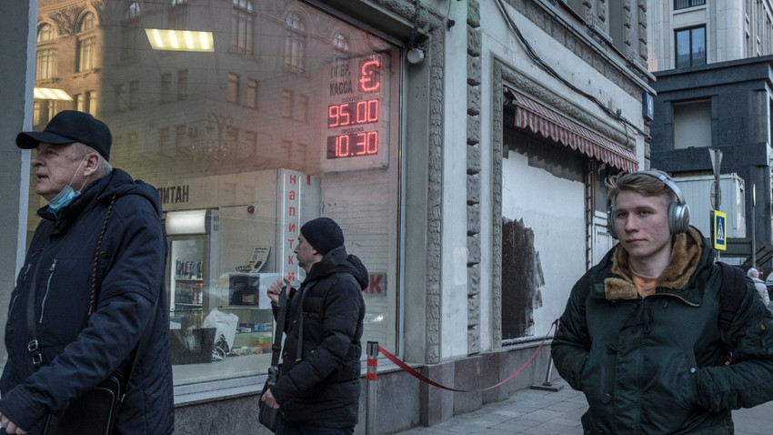 Bir dükkan rublenin düşüşünü gösteriyor, Moskova. 28 Şubat 2022. (The New York Times)