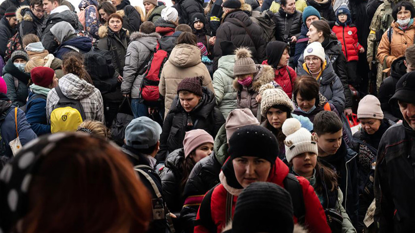 Kiev istasyonunda aileler batıya doğru, Lviv şehrine giden trene binmeye çalışıyor. 4 Mart 2022(Lynsey Addario/The New York Times)