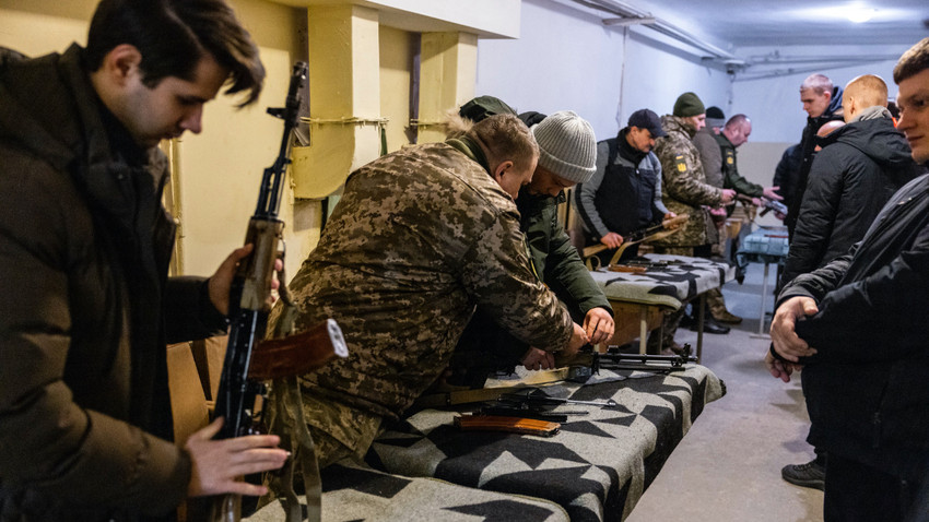 Ukraynalı erkekler Lviv'de bir okulda Ukrayna'nın Bölgesel Savunma Güçleri'ne yazılıyor, 4 Mart 2022. (Fotoğraf: Ivor Prickett/The New York Times)