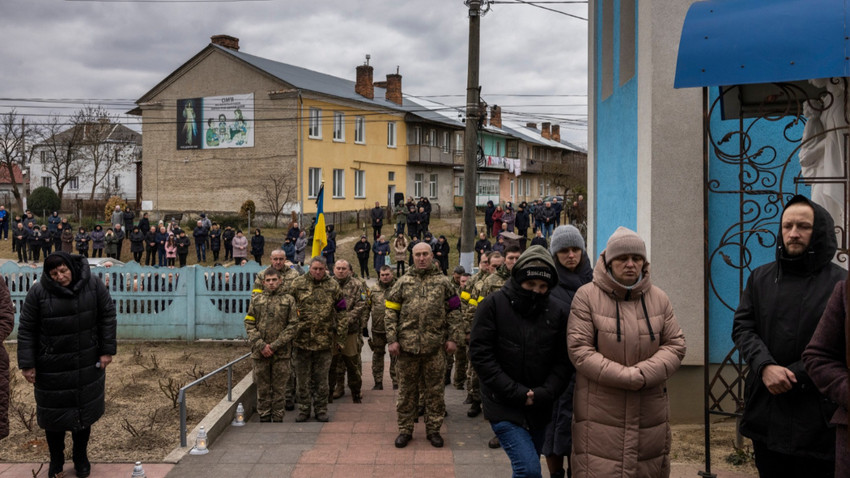 Askerler ve sivil halk, Rus ordusuyla çatışmada öldürülen Kıdemli Çavuş Yevhen Verveyko'nun cenazesinde. 6 Mart 2022. (Fotoğraf: Ivor Prickett/The New York Times)