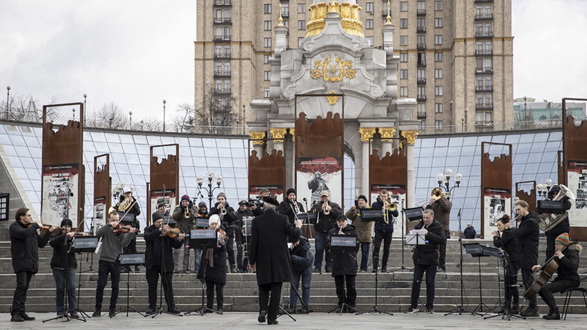 Kiev'de halka moral amacıyla meydanlarda konserler düzenleniyor.