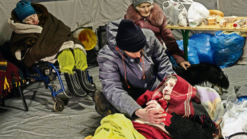 Irpin’den çıkarılan siviller Kiev yakınlarındaki bir merkezde tedavi görüyor (Fotoğraf: Lynsey Addario/The New York Times)