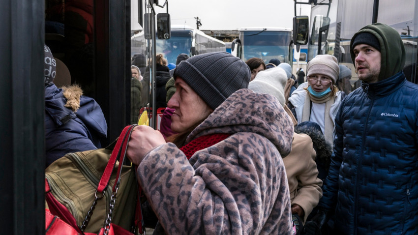 Ukraynalılar Lviv istasyonundan ülkeyi terk etmek için otobüslere biniyor. (Fotoğraf: Brendan Hoffman/The New York Times)