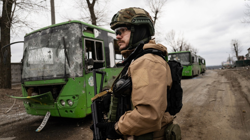 Kiev yakınında yıkıma uğrayan Horenka kasabasındaki Ukraynalı bir asker  (Lynsey Addario/ The New York Times)