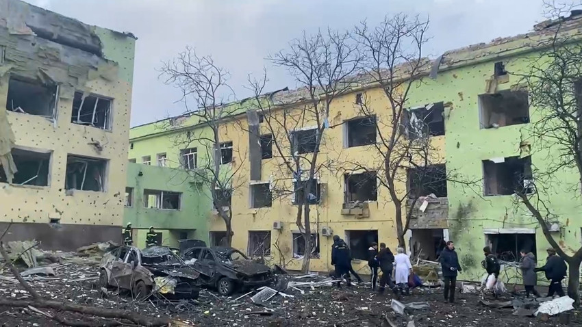 Rusya, Ukrayna'nın güneydoğusundaki liman kenti Mariupol'de bir doğumevi ve çocuk hastanesini bombaladı