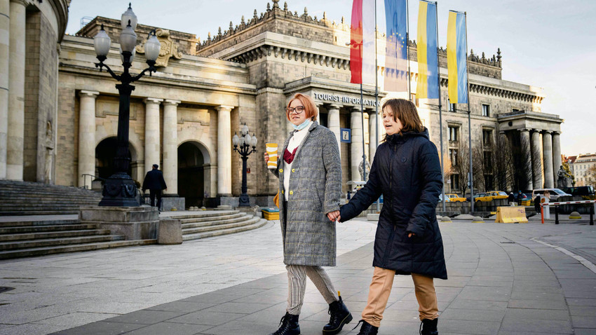 Katya Maslova (solda) ve kardeşi Alysa Martynova, Varşova’nın merkezinde. Ukraynalı kardeşler, Polonya’nın kendilerine kucak açmasından dolayı çok mutlu. (Fotoğraf: Erin Schaff/The New York Times)
