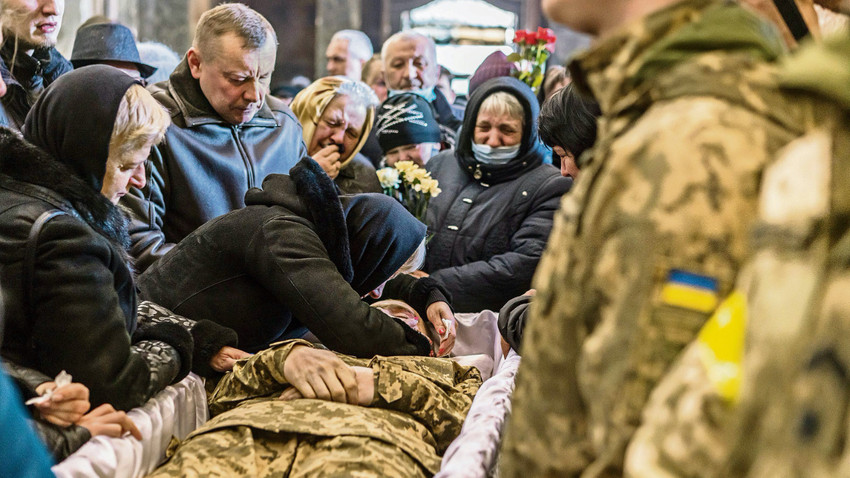 Savaşta öldürülen Ukrayna askeri Dmitro Kabakov için Lviv’deki bir kilisede cenaze töreni düzenleniyor (Fotoğraf: Brendan Hoffman/The New York Times)