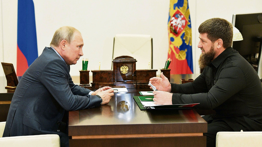 Ağustos 2019’da çekilen bu fotoğrafta Çeçen lider Kadirov Moskova yakınlarındaki devlet konutunda Putin ile birlikte görünüyor