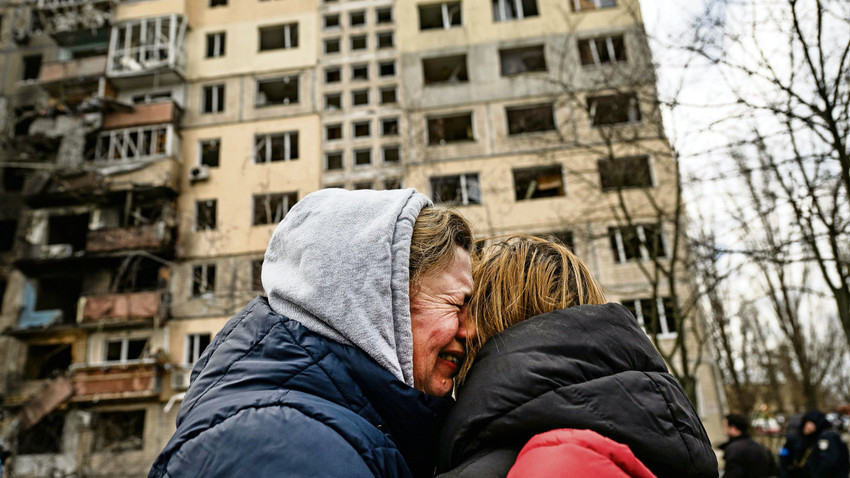 Kiev’in  Obolon semtinde 14 Mart günü vurulan bir binanın sakinleri gözyaşlarına boğuldu.  (Fotoğraf: Lynsey Addario/The New York Times)