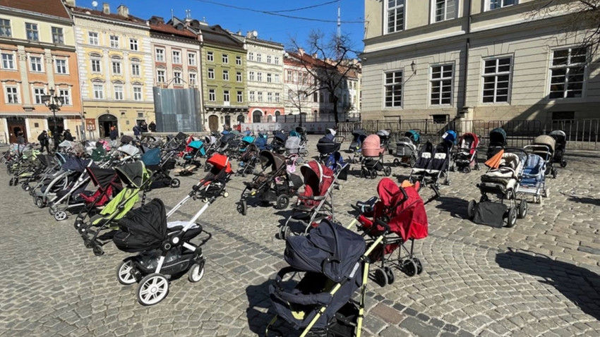 Rusya'nın saldırılarında ölen çocuklar için Lviv'de meydana 109 boş bebek arabası bırakıldı