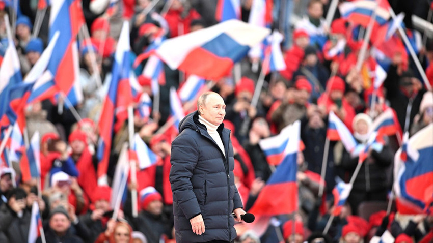 Vladimir Putin'in mitingde giydiği kıyafetler konuşuluyor