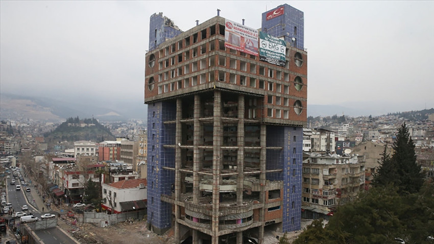 Dünyanın en saçma binası'nda yıkım çalışmaları sürüyor