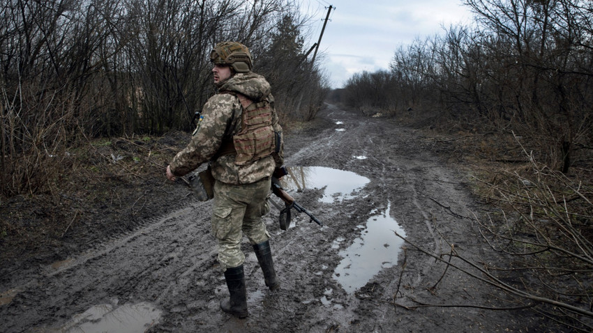 Ukraynalı asker, 23 Şubat 2022'de, Rus paralı askerlerin gelmesini beklediği Luhansk bölgesinde (Tyler Hicks/ The New York Times)