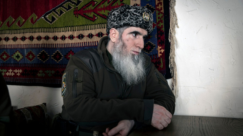 Çeçen gazisi ve Şeyk Mansur taburunun komutanı Muslim Cheberloevsky, Mart 23, 2022 tarihinde Kiev'de bir röportaj veriyor. (Ivor Prickett/The New York Times)