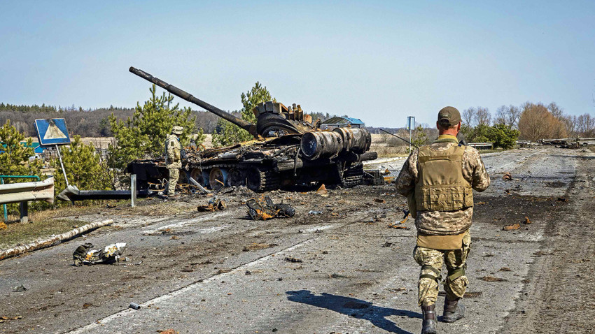 Kiev yakınlarında hurdaya dönmüş bir Rus tankı (Fotoğraf: Ivor Prickett/The New York Times)