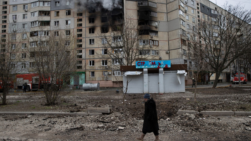 Ukrayna'nın Harkov kentinde, 3 Nisan 2022'de bombalanan apartmandan dumanlar yükseliyor  (Tyler Hicks/The New York Times)