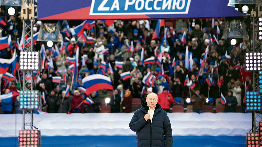 Rusya lideri Putin, Kırım’ın ilhakının sekizinci yılını kutlama mitinginde Moskova’daki Luzhniki Stadyumu’nda toplanan kalabalığa sesleniyor