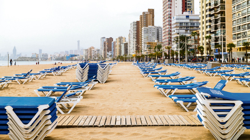 İspanya’nın tatil beldesi Benidorm’da boş duran şezlonglar (Fotoğraf: Emilio Parra DoIztua/The New York Times