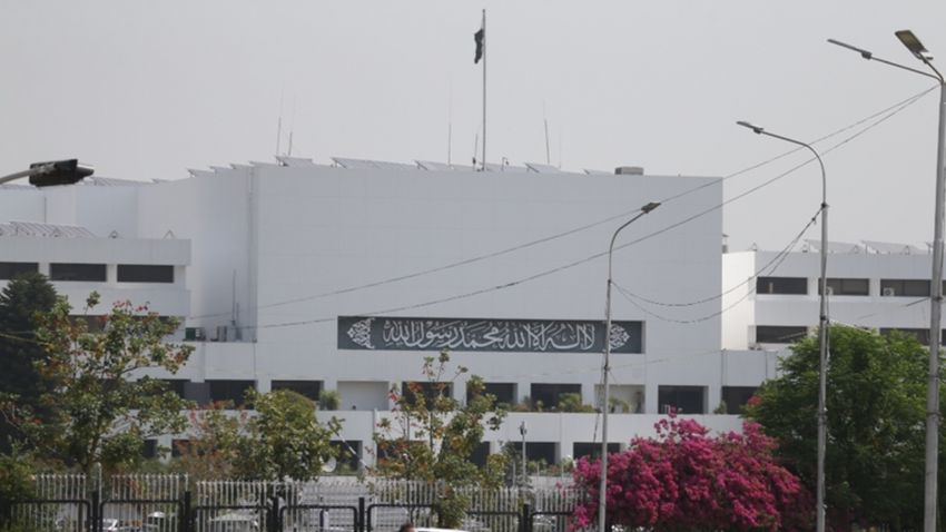 Pakistan'da ülkenin yeni başbakanı yarın mecliste seçilecek