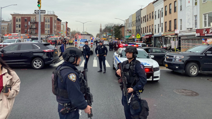 Bu sabah Brooklyn metrosundaki saldırı sonrası olay yerine gelen polisler (Fotoğraf: Andrew Hinderaker/The New York Times)