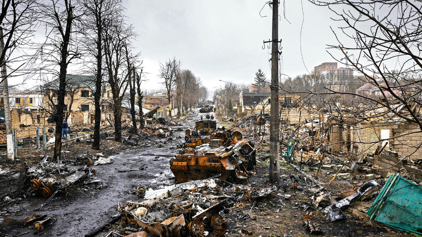 Sivil katliamının yaşandığı Buça’da parçalanan tanklar görünüyor. Ukrayna savaşında pek çok Rus zırhlısı tahrip oldu (Fotoğraf: Ivor Prickett/The New York Times)
