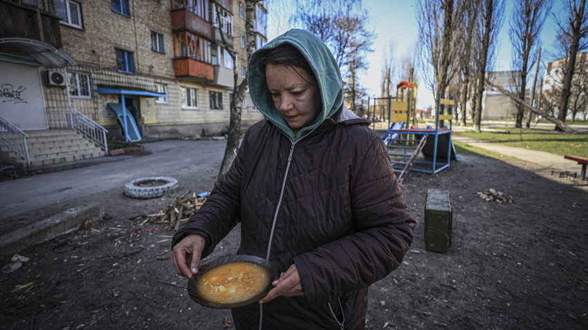 Ukrayna'da harabeye dönen Borodyanka'da halk yemeklerini sokakta yaktıkları ateşte pişiriyor