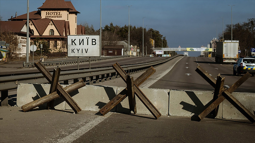 Kiev'de barikatlar kaldırılıyor