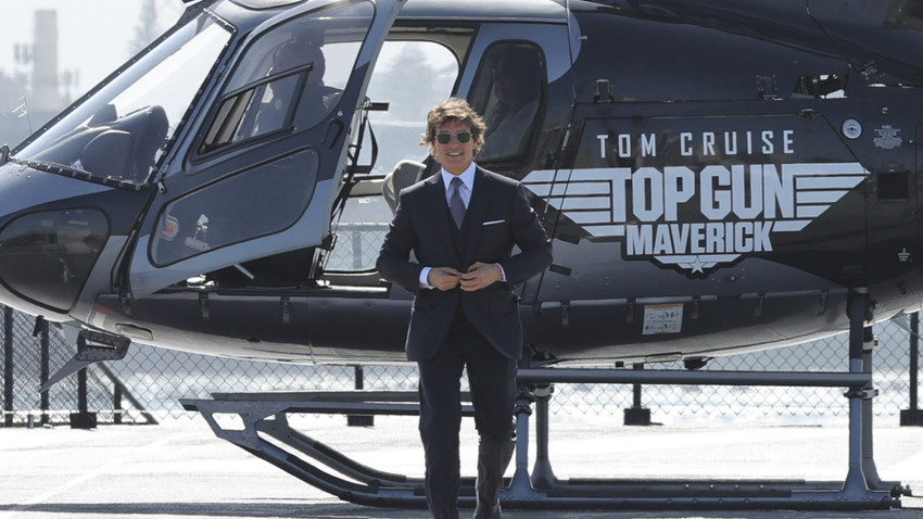 Tom Cruise, Top Gun: Maverick kırmızı halısına kendi kullandığı helikopterle indi