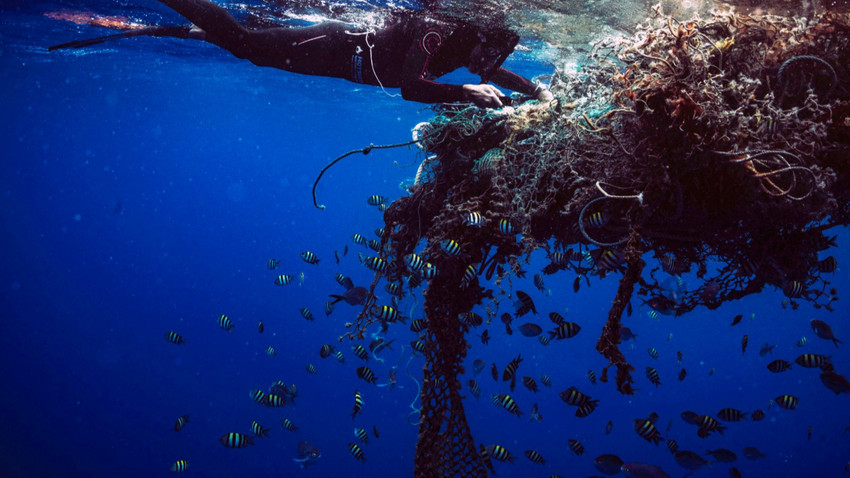 Ben Lecomte'nin sunduğu fotoğraf Büyük Pasifik çöp alanında bir dalgıcı görüntülüyor. (Ben Lecomte via The New York Times)