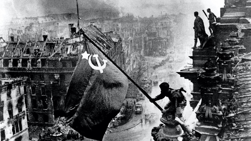 Haldey’in çektiği Reichstag’a dikilen bayrak fotoğrafı II. Dünya Savaşı’nın sona ermesinin simgelerinden oldu