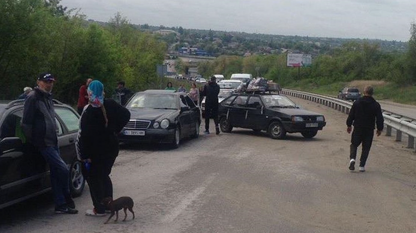 Büyük bir tahliye konvoyunun Mariupol'dan çıkmasına izin verildi