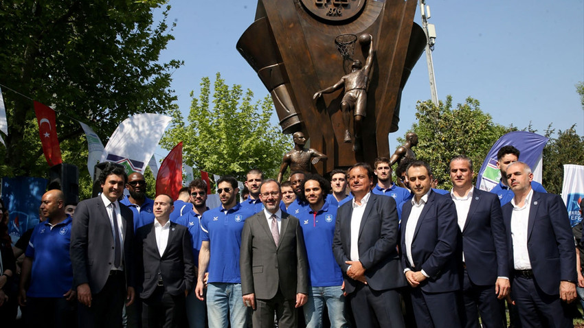 Anadolu Efes'in THY EuroLeague şampiyonluk heykeli törenle açıldı