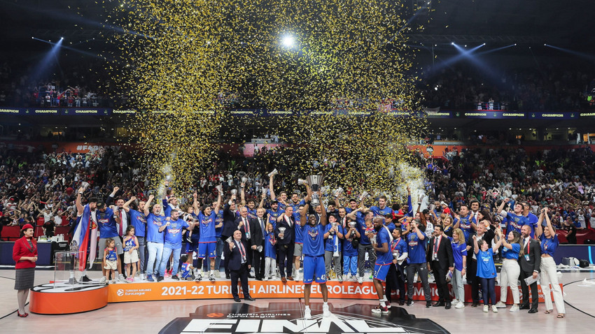 THY Avrupa Ligi şampiyonu Anadolu Efes, kupasını aldı