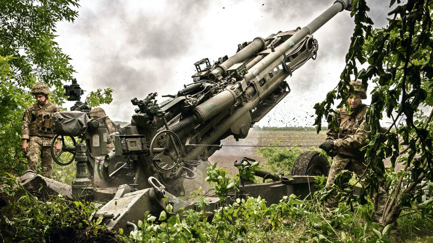 Ukrayna topçu birlikleri Donetsk’teki Rus mevzilerinine Obüs’le vuruyor (Fotoğraf: Ivor Prickett/The New York Times)