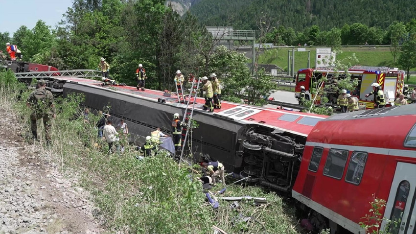 Almanya'da 30 kişinin yaralandığı tren kazasında 4 kişi hayatını kaybetti