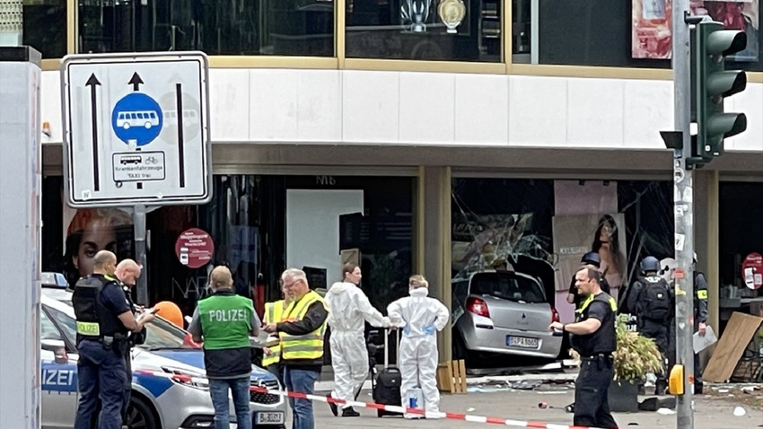 Berlin'de bir kişinin aracını yayaların üzerine sürmesi sonucu 1 kişi öldü