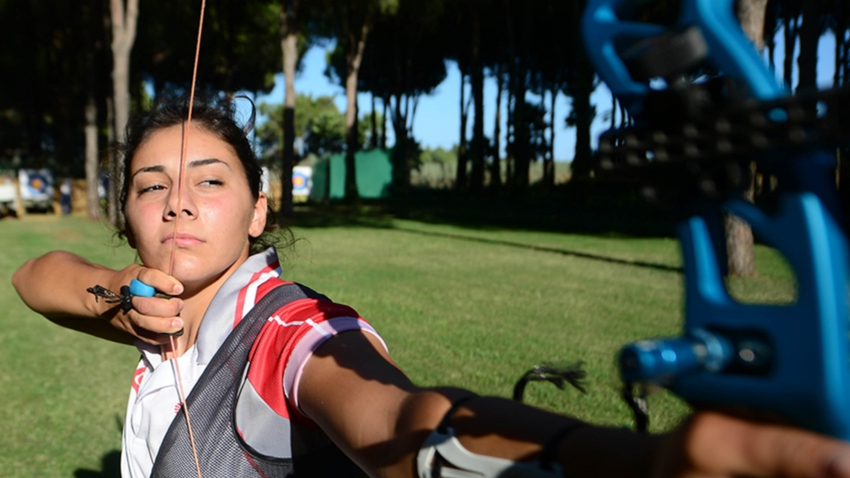 Milli sporcu Gülnaz Coşkun, Avrupa Okçuluk Şampiyonası'nda altın madalya kazandı