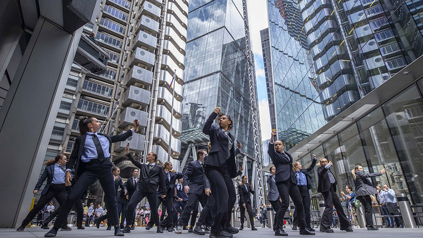 İngiltere'de çocuklar, Lloyd's of London'ın fosil yakıt projelerine desteğini protesto etti