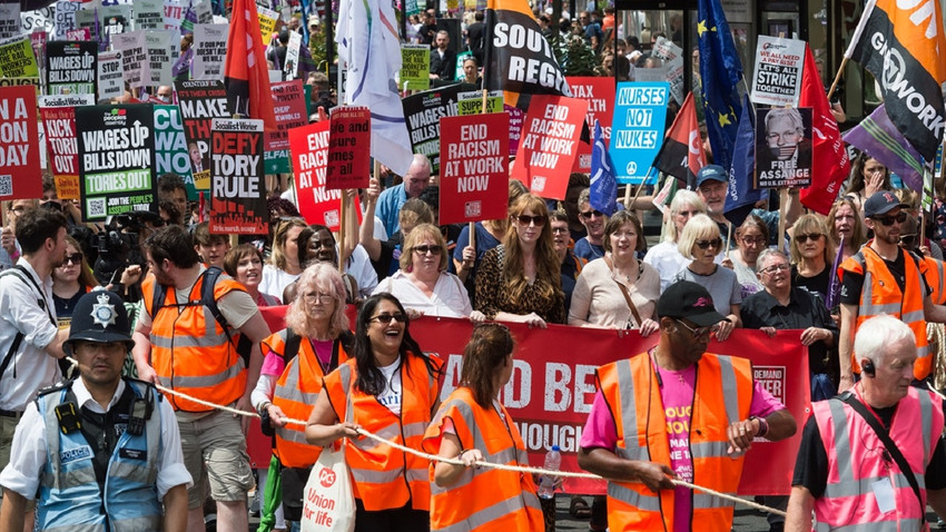 Londra'da binlerce kişi hayat pahalılığına karşı yürüdü