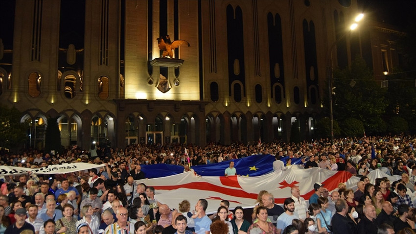 Gürcistan'da halk, AB'den aday ülke statüsü alamayan hükümeti protesto etti