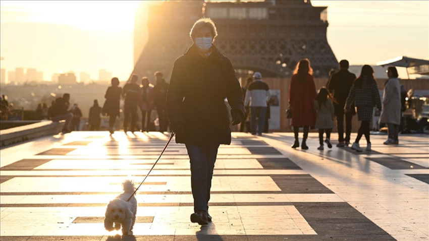 Avrupa’nın birçok ülkesi gibi Fransa’da da vaka sayılarında artış yaşanıyor. Fransız Sağlık Bakanlığı, ‘yeni dalga başladı’ açıklaması yaptı, özellikle toplu taşımada tekrar maske kullanılmasını istedi