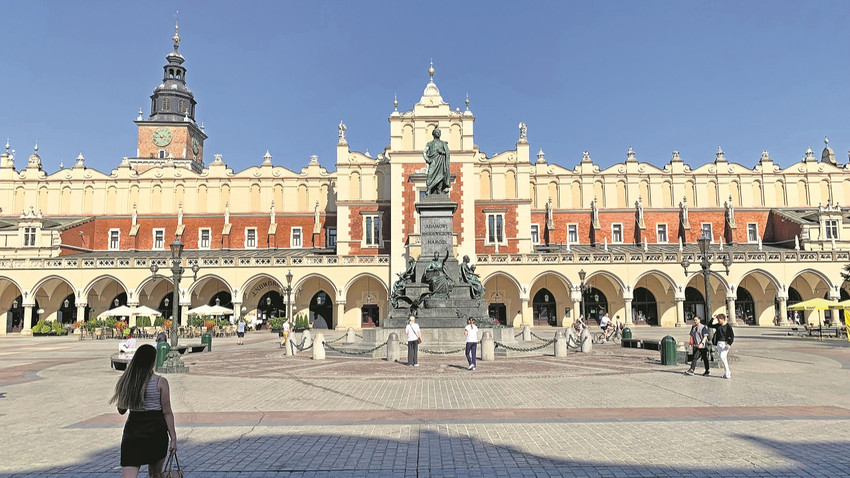 Gotik mimarisiyle Ana Pazar Meydanı’nı çok daha görkemli bir yer haline getiren Krakow Cloth Hall.