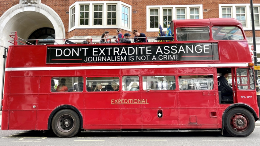 Assange'ın ABD'ye iade kararına karşı Londra'da otobüsle protesto düzenlendi