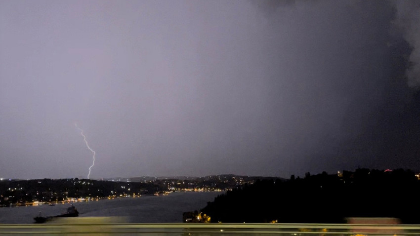İstanbul'da gece etkili olan sağanakta dakikada 65 şimşek çaktı