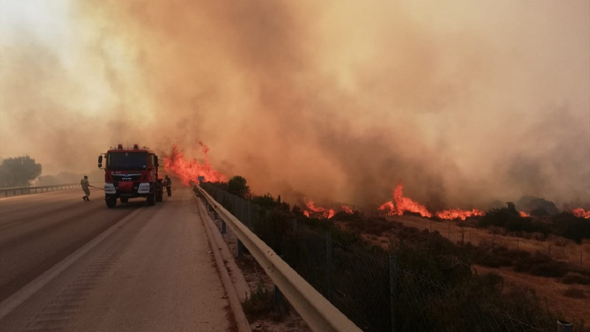 Çeşme'de makilik alanda çıkan yangına müdahale ediliyor