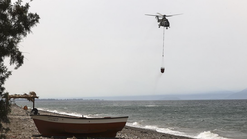 Yunanistan'da yangın söndürme helikopteri denize düştü, 2 kişi hayatını kaybetti