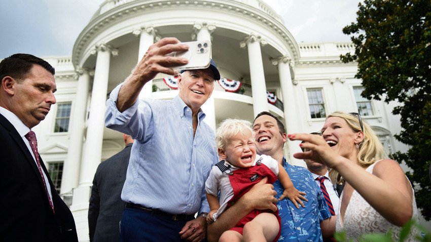 ABD Başkanı Joe Biden 12 Temmuz’da Beyaz Saray’da düzenlenen Kongre pikniğinde poz veriyor (Fotoğraf: Erin Schaff/The New York Times)