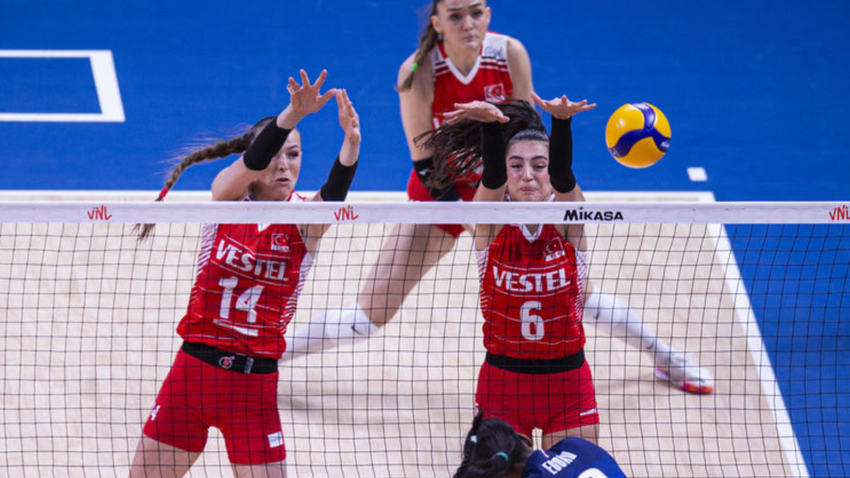 İtalya'ya kaybeden A Milli Kadın Voleybol Takımı, Sırbistan ile 3'üncülük maçı oynayacak