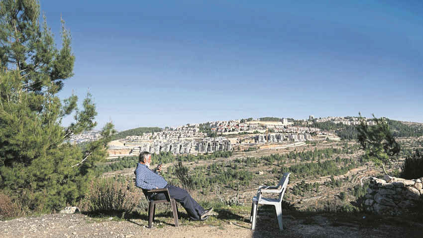 Batı Şeria’da, Beytüllahim yakınlarındaki bir Filistin köyünün ardındaki bir Yahudi yerleşimi (Fotoğraf: Samar Hazboun/The New York Times)