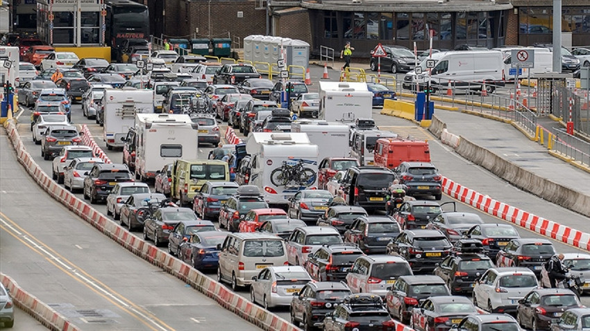 Fransa'dan Dover Limanı sorununda kendisini suçlayan İngiltere'ye Schengen önerisi